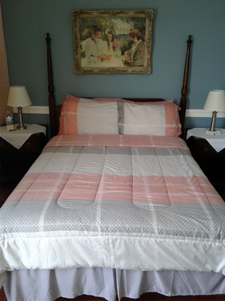 Boudinot Room 204 Full size Bed