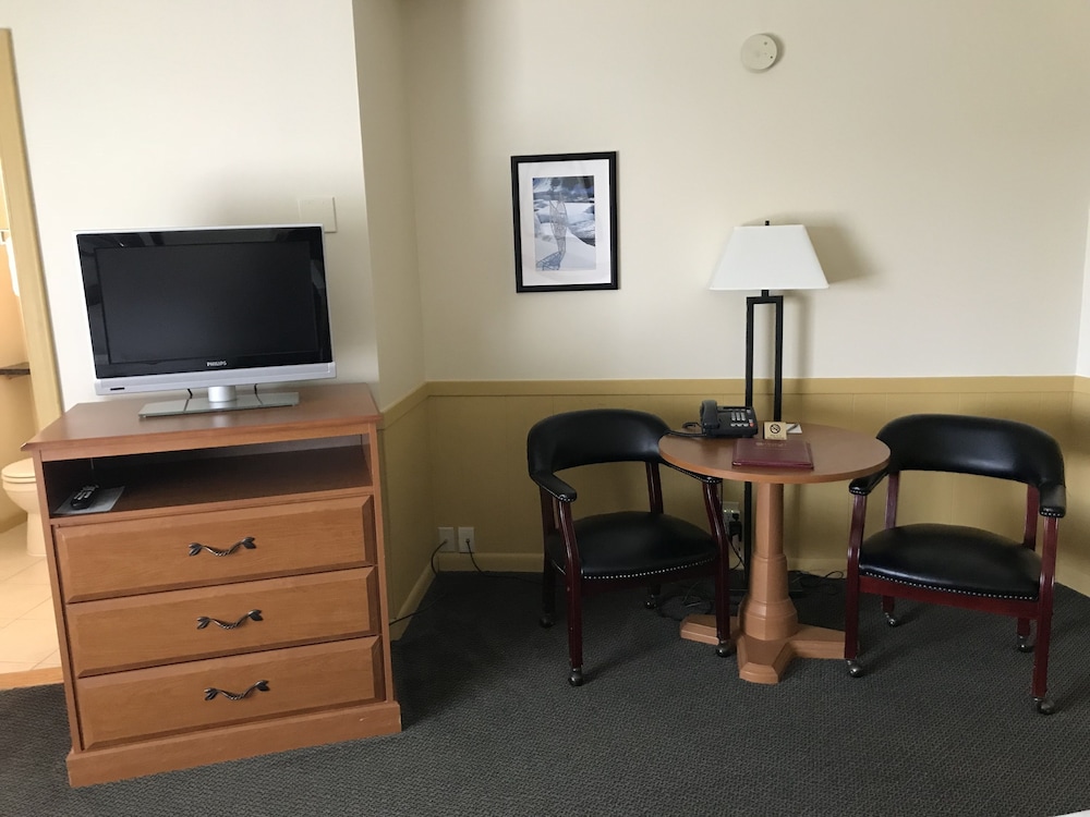 Standard Room, 2 Queen Beds photo 2
