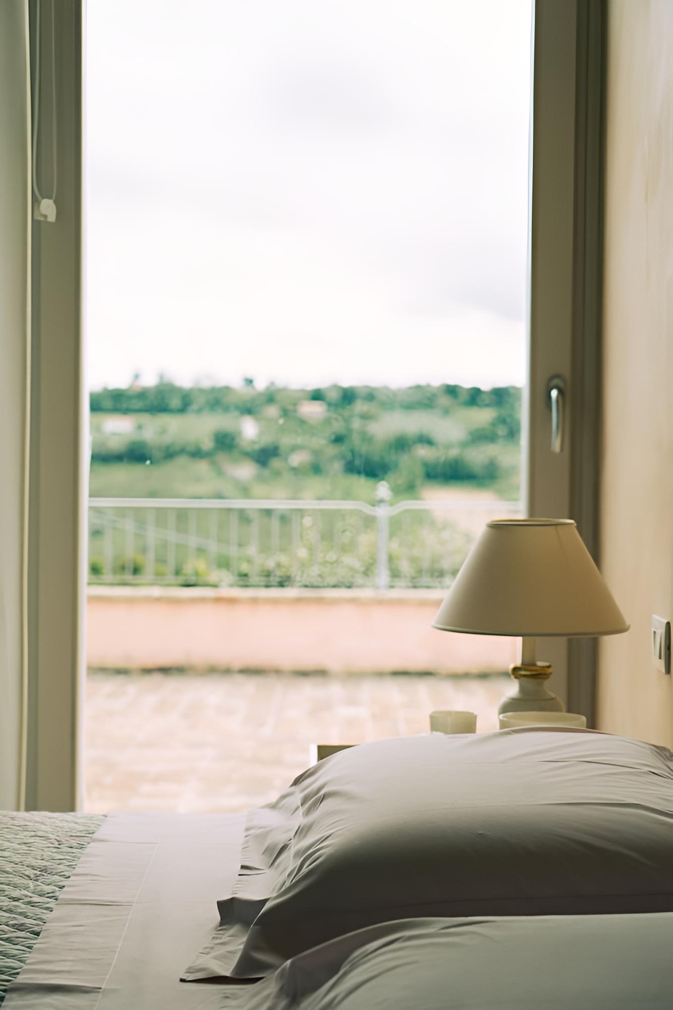 Double Room, 1 Queen Bed, Non Smoking, Pool View photo 1