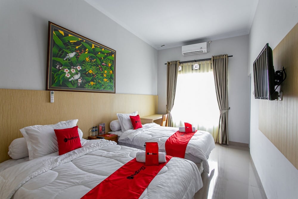 Premium Twin Room (RedDoorz)