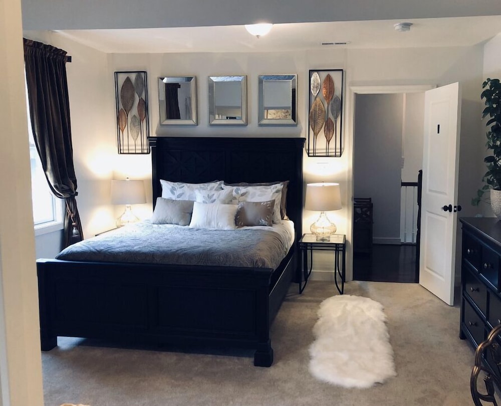 Studio suite, beach themed, Queen size bed, full kitchen private entrance, garden view photo 2
