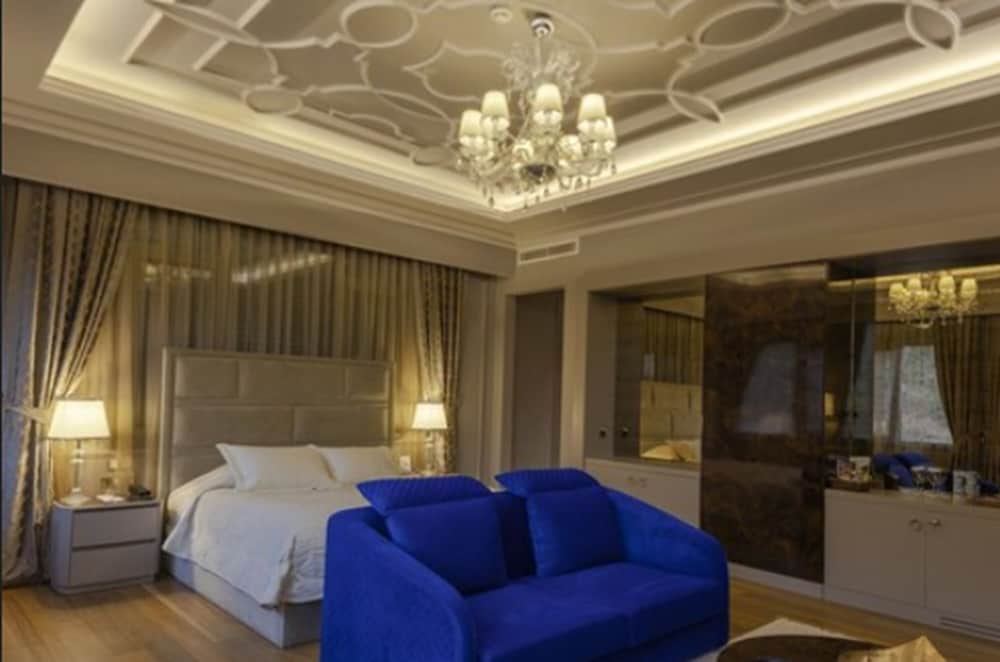 Royal Residence - Photo 2