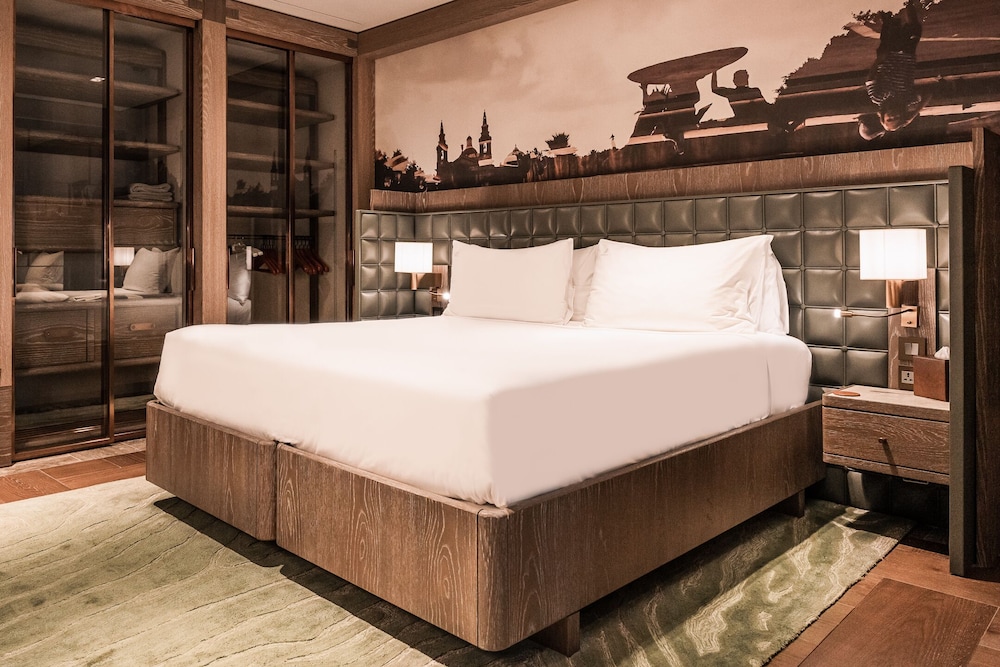 Suite, City View