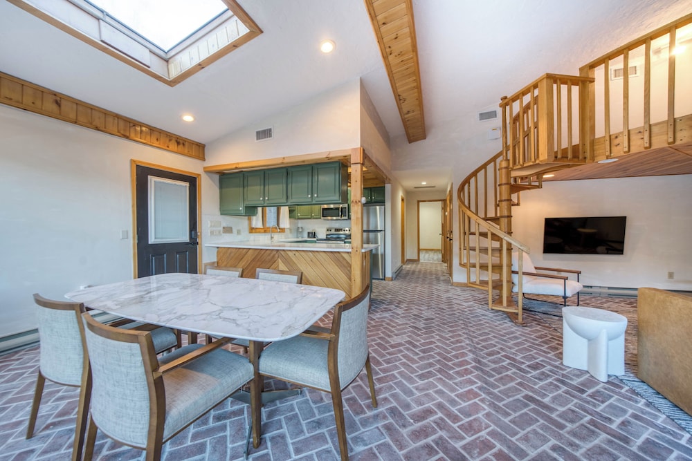 Luxury Suite, 2 Bedrooms, Fireplace, Mountain View