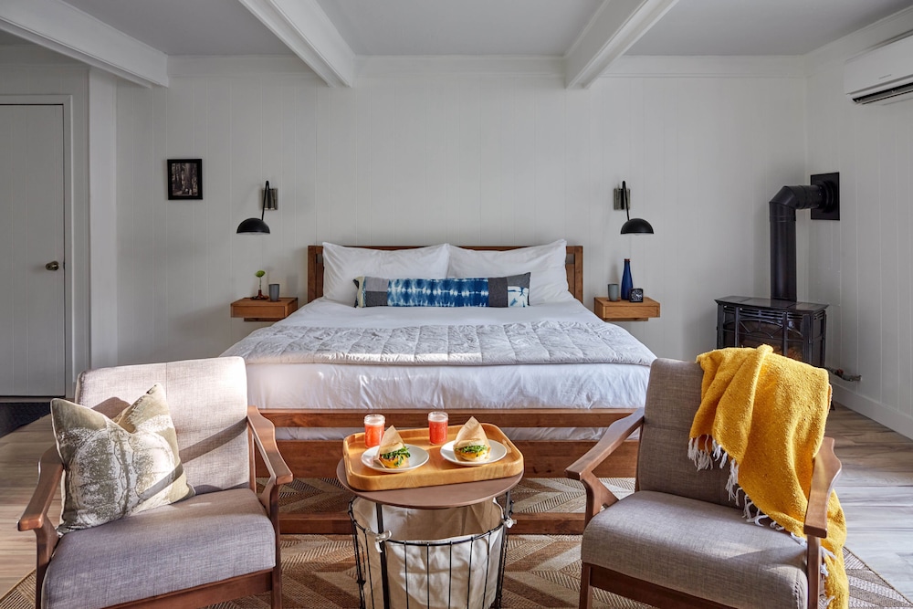Superior Room, 1 King Bed, Fireplace photo 1