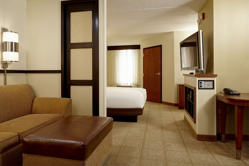 Room, 1 Queen Bed, Roll-in Shower - Photo 1