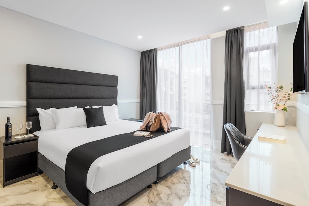 Standard Room, 1 King Bed, Accessible photo 3
