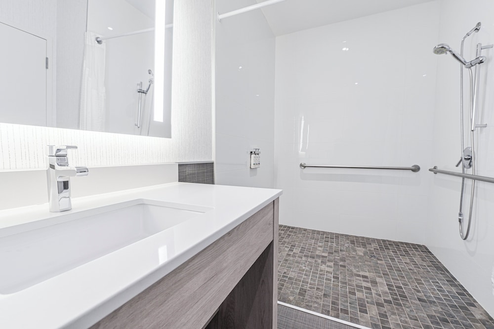 Suite, 1 King Bed, Accessible (Access Tub) - Photo 3