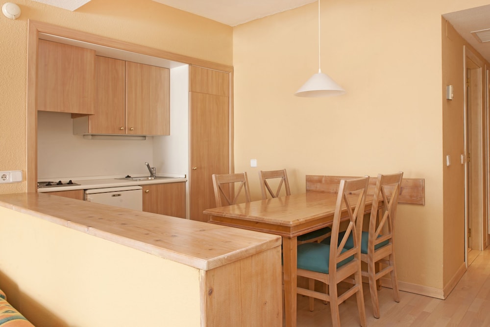 Basic Apartment - Photo 4