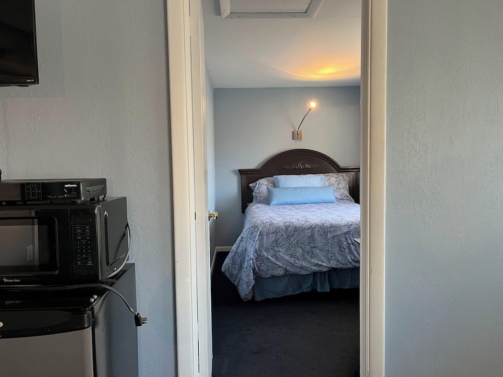 2 Twin Beds and 1 Double Bed photo 2