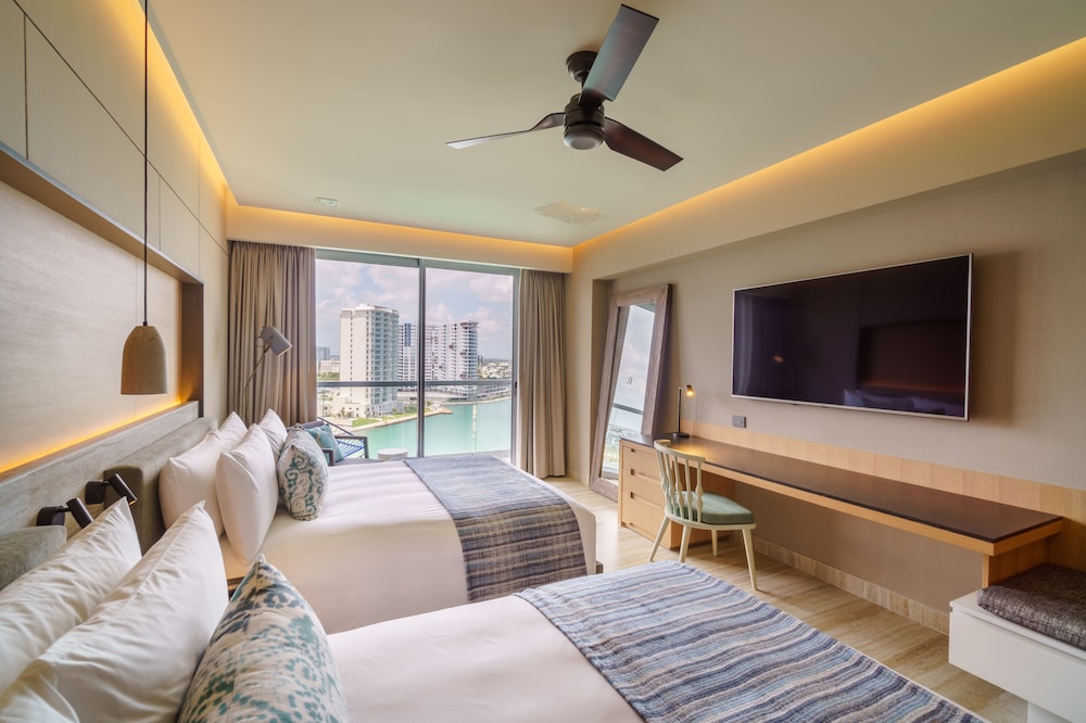 Room, 2 Double Beds, Marina View (Balcony) - Photo 4