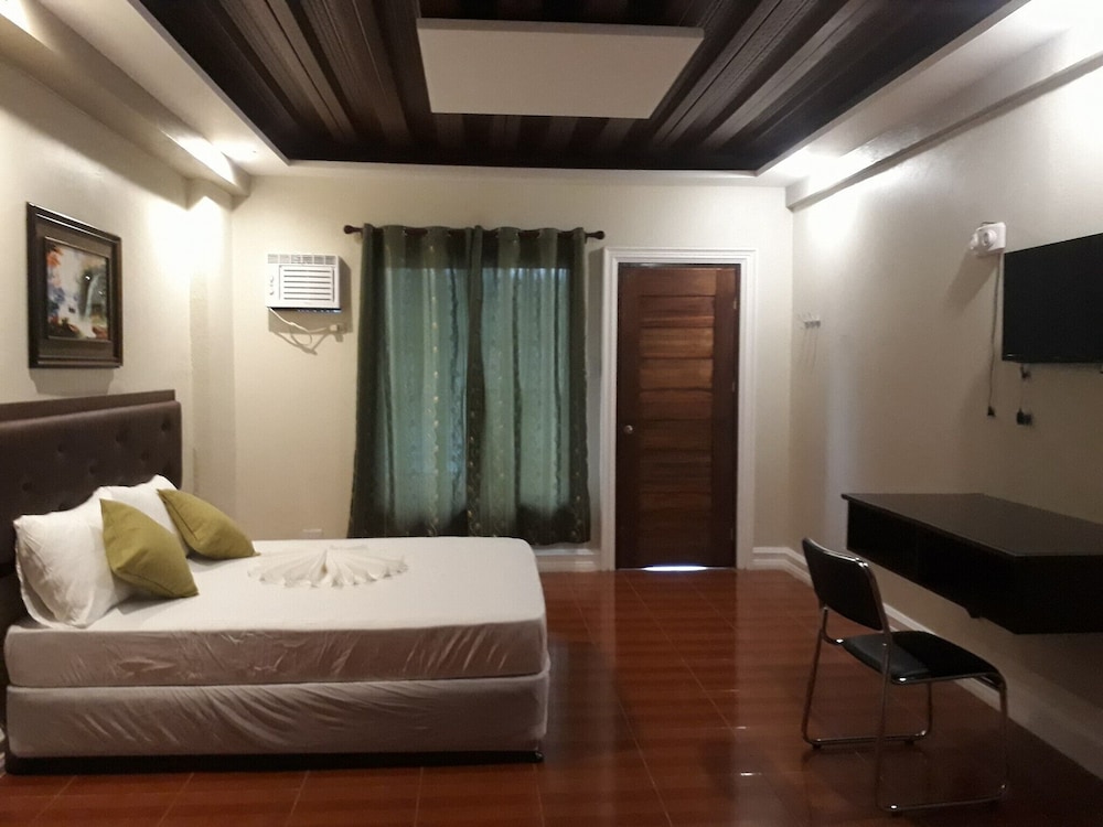 Deluxe Room, 1 Queen Bed, Pool View