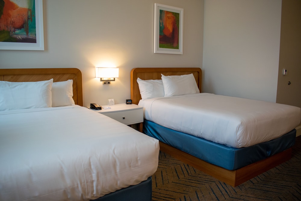 Standard Room, 1 King Bed, Pool View (King Room With Pool View, Shower) photo 3