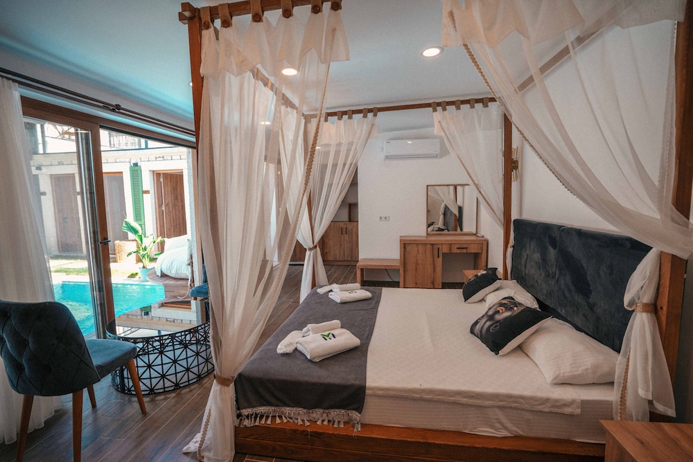 Quarto Júnior, à Beira da Piscina