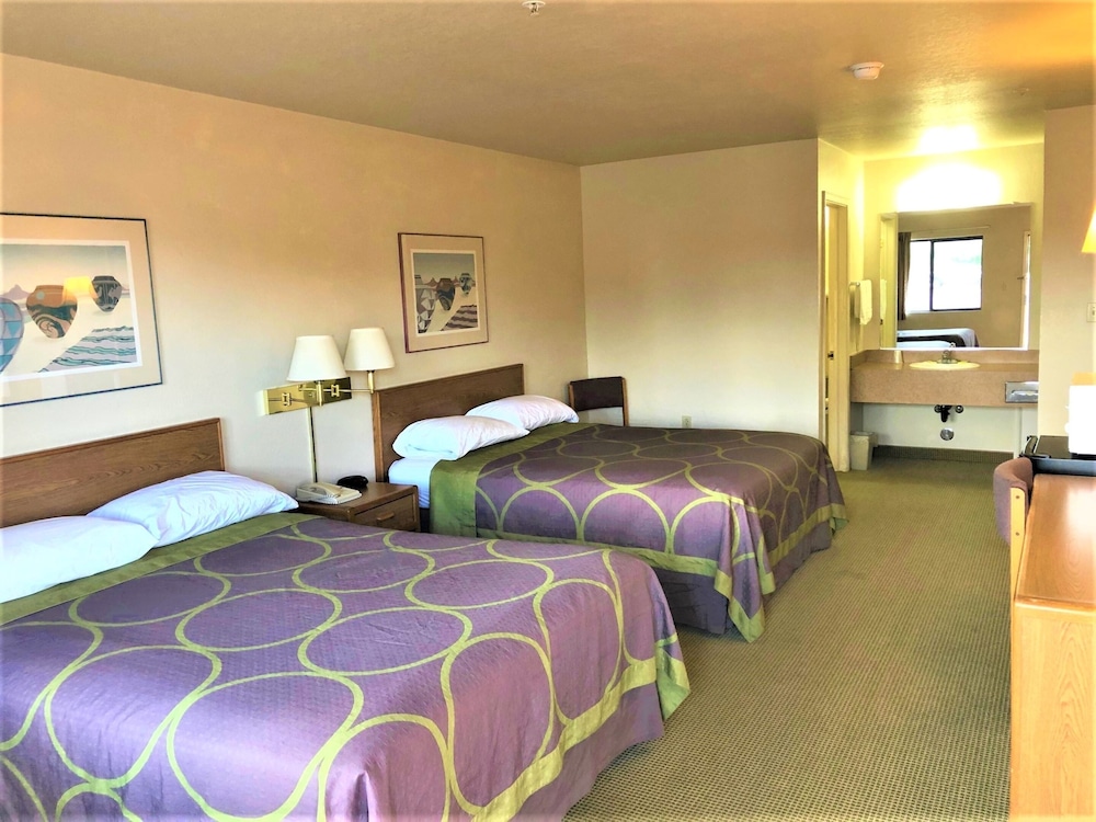 Standard Double Room, 2 Queen Beds, Non Smoking, Mountain View (Microwave And Fridge) photo 2