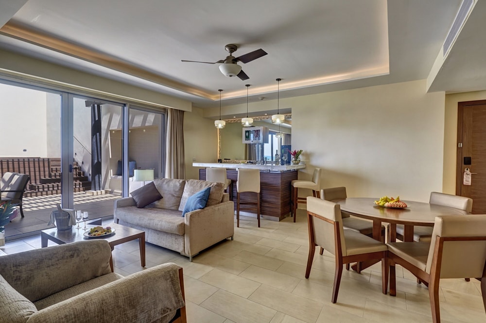 Luxury Penthouse One Bedroom Suite Ocean View Terrace Jacuzzi