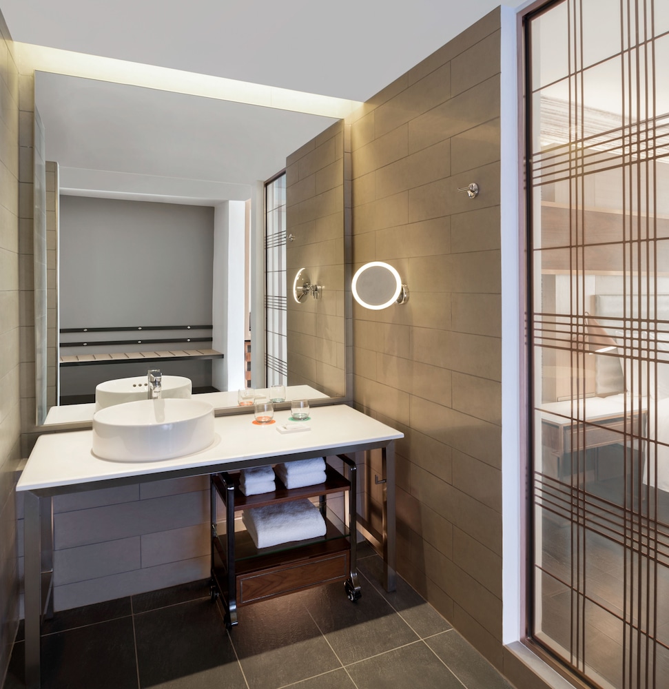 Junior Suite, 1 Bedroom, Balcony (Corner) photo