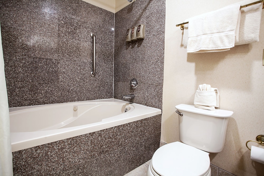 Room, 1 King Bed, Jetted Tub - Photo 6