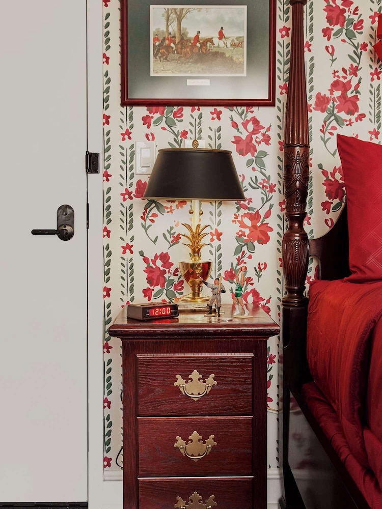 Room, 1 Queen Bed (Home Alone Room) - Photo 3