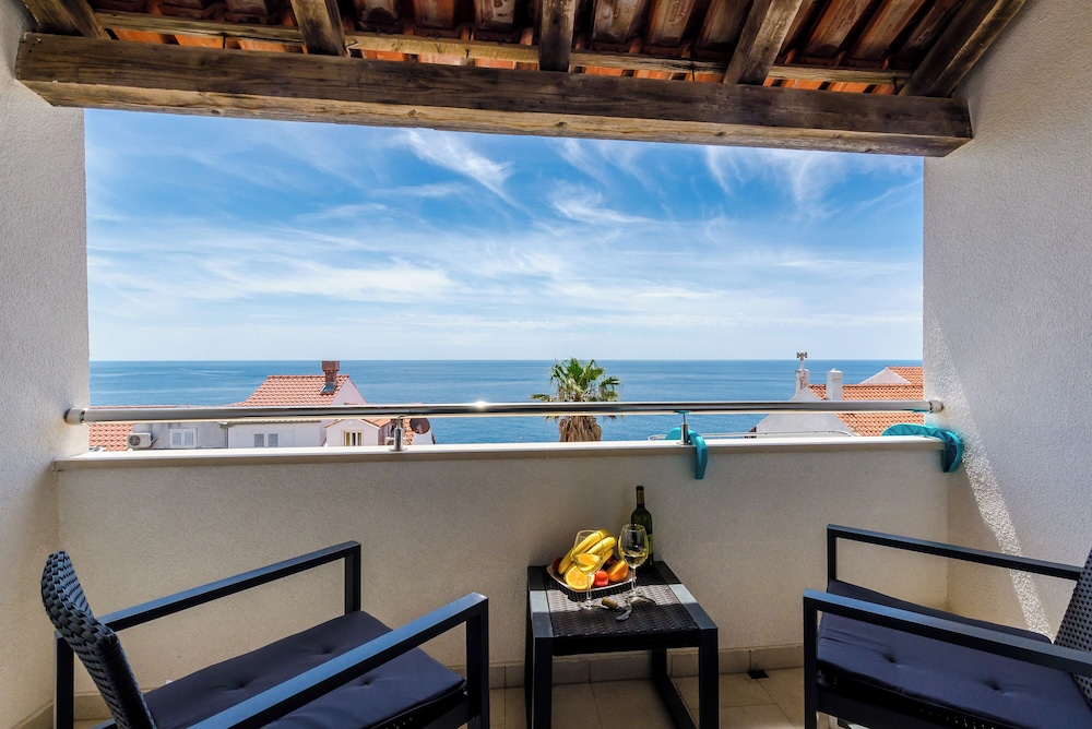 Studio (Studio Apartment with Balcony and Sea)