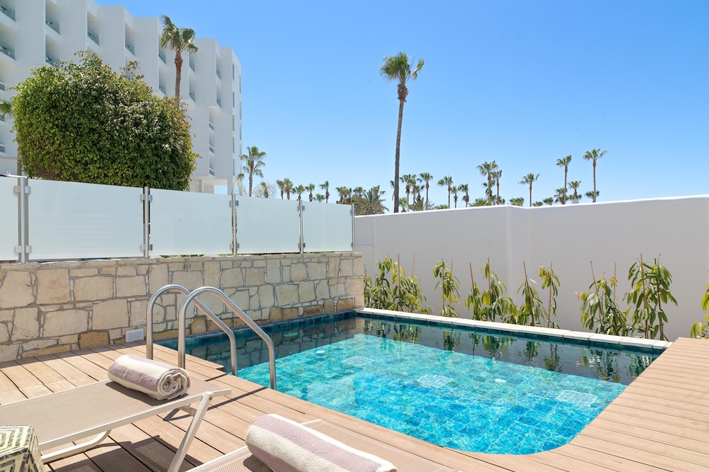 Junior Suite, 1 Queen Bed, Private Pool thumbnail 5