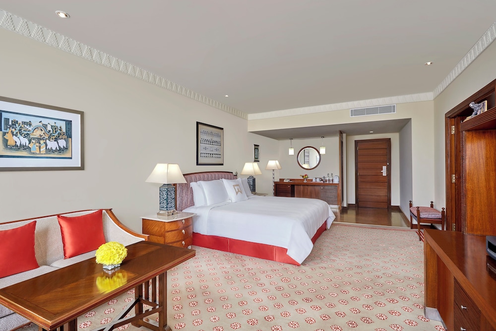 Club Room, 1 King Bed, City View - Photo 2