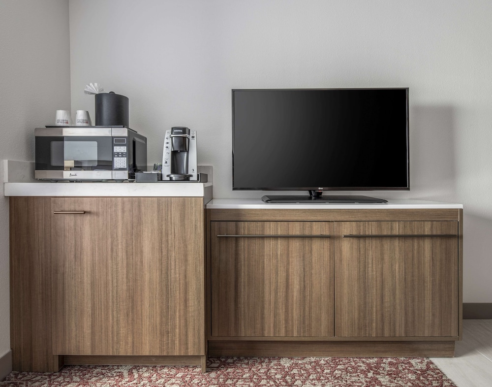 Junior Suite, 1 King Bed, Accessible - Photo 3