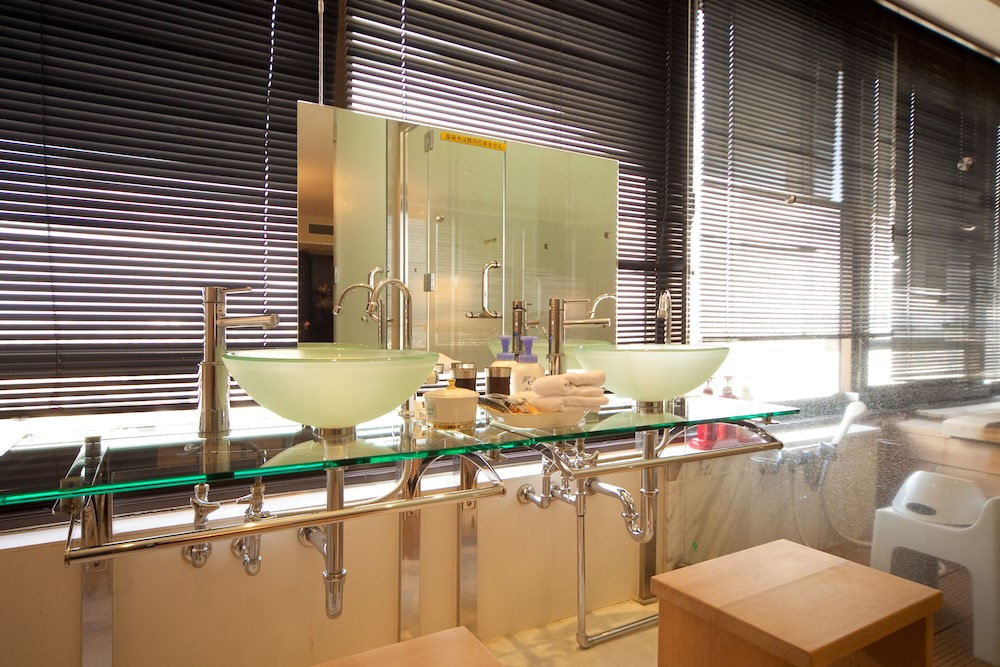 Premium Twin Room (Room 806) - Photo 6
