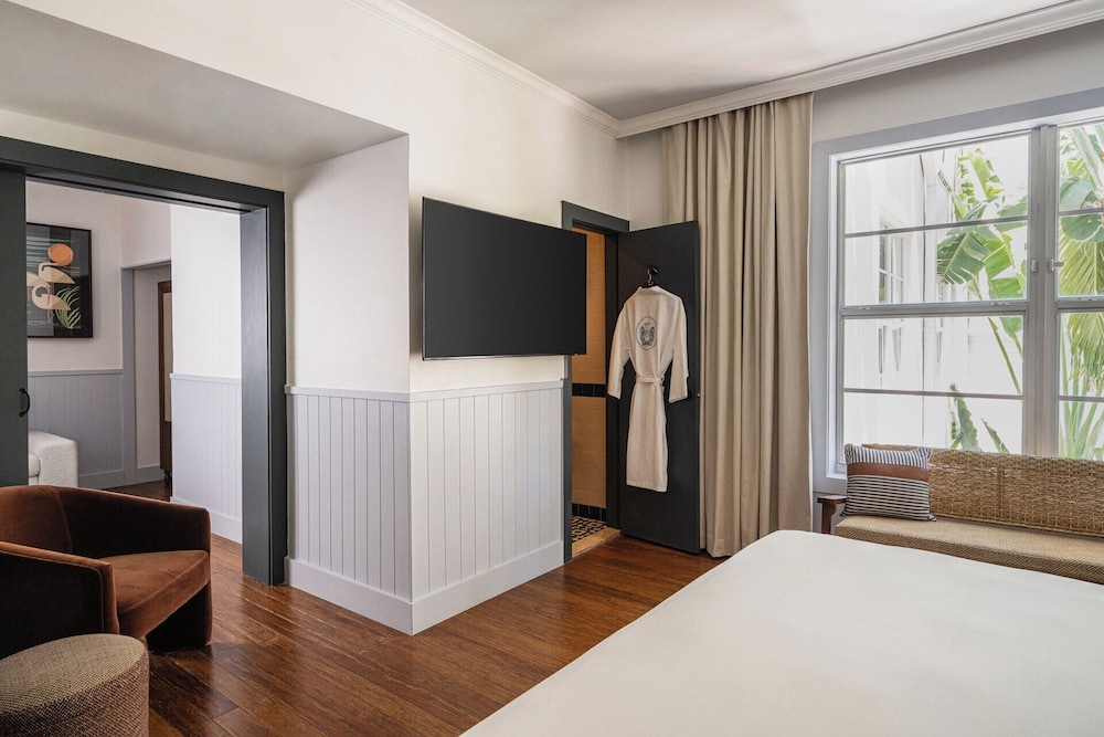 Junior Suite, 1 King Bed, Non Smoking thumbnail 6