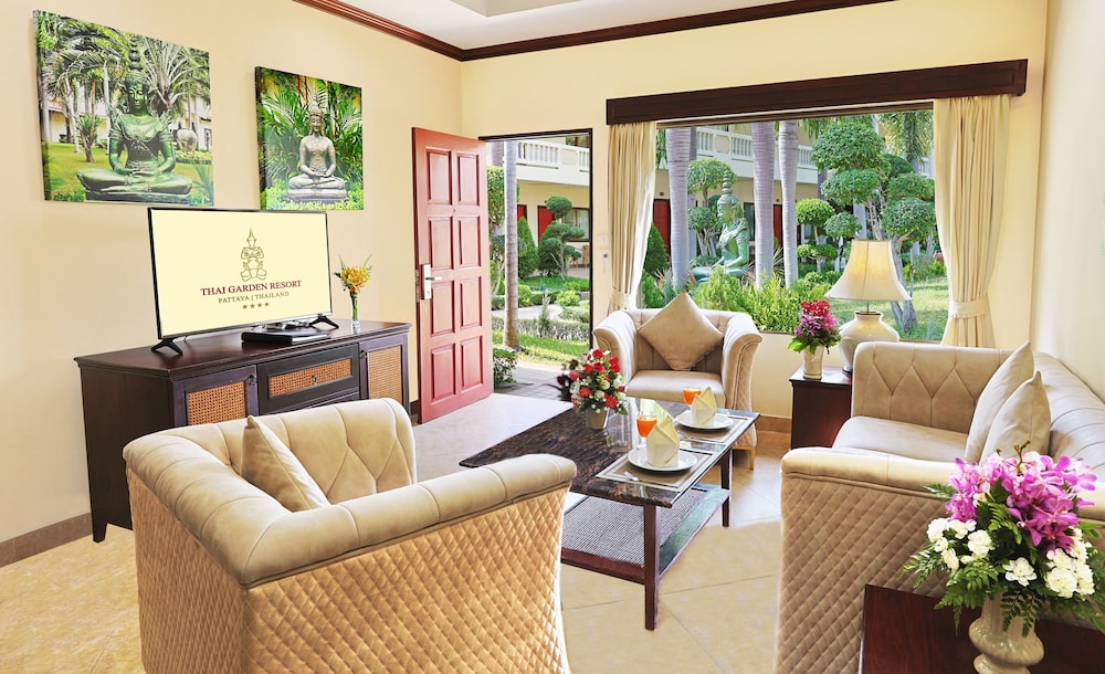 Deluxe Apartment, 1 King Bed, Garden View - Photo 2