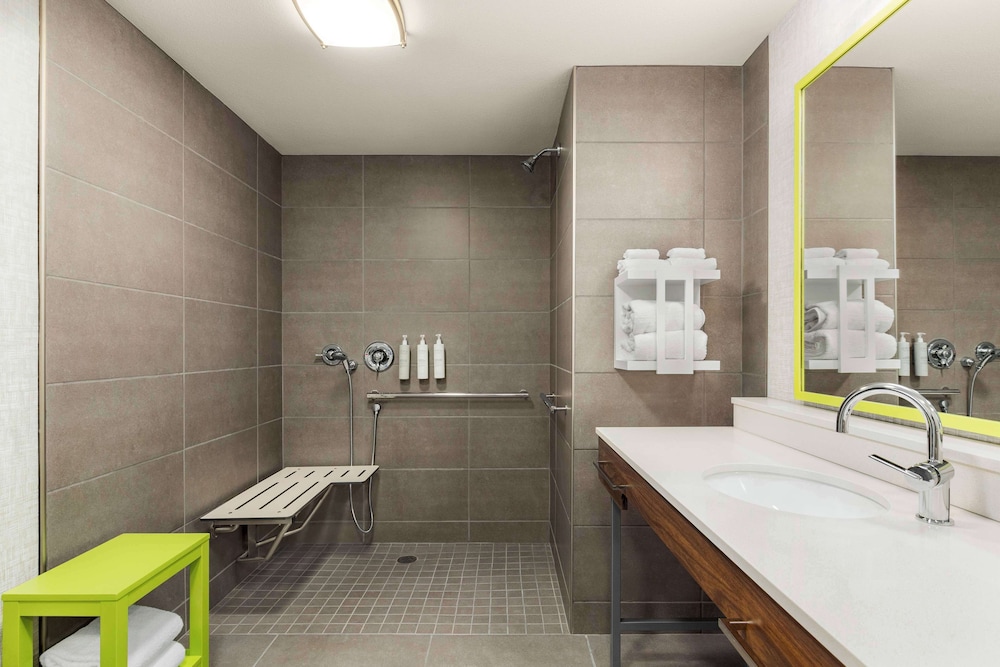 Studio, 1 King Bed, Accessible (Mobility & Hearing, Roll-in Shower) photo 1