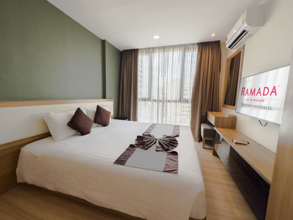 Deluxe Room, 1 Bedroom (1 King Bed) photo 3