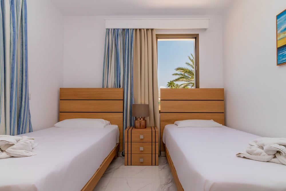 Apartment, 2 Bedrooms, Sea View photo 2