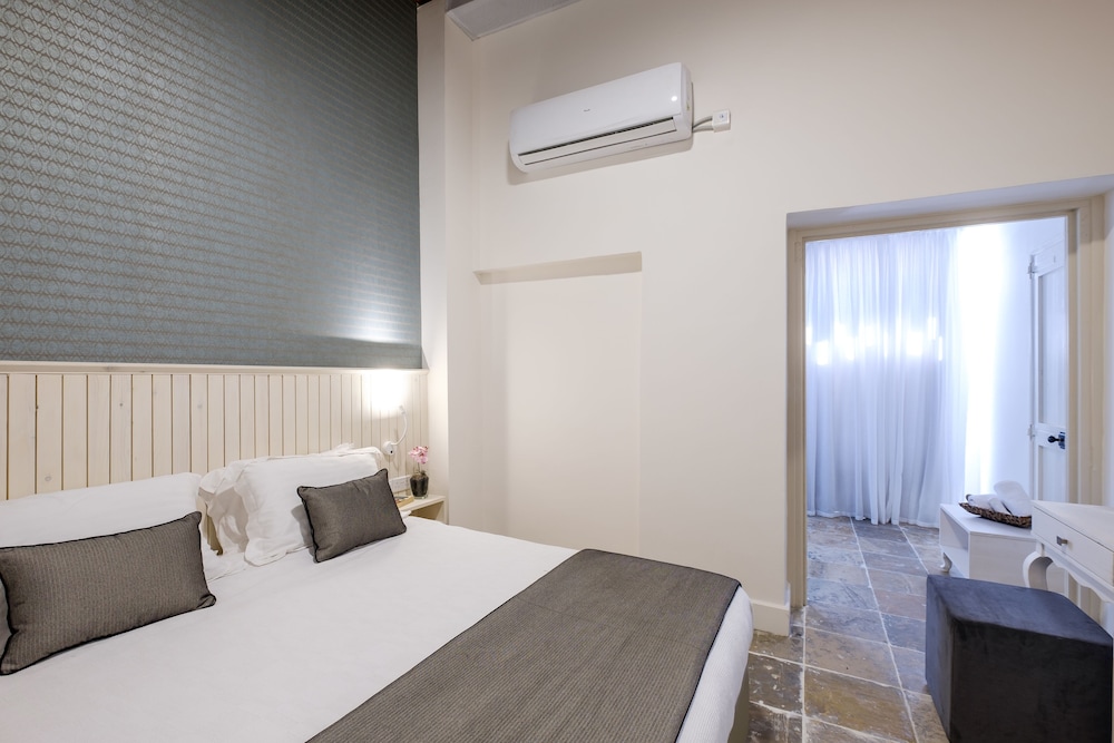 Basic Double Room, 1 Queen Bed, Non Smoking, City View photo 1