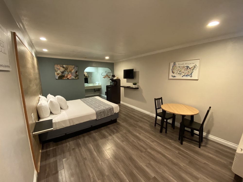 Deluxe Suite, 1 King Bed - Photo 1