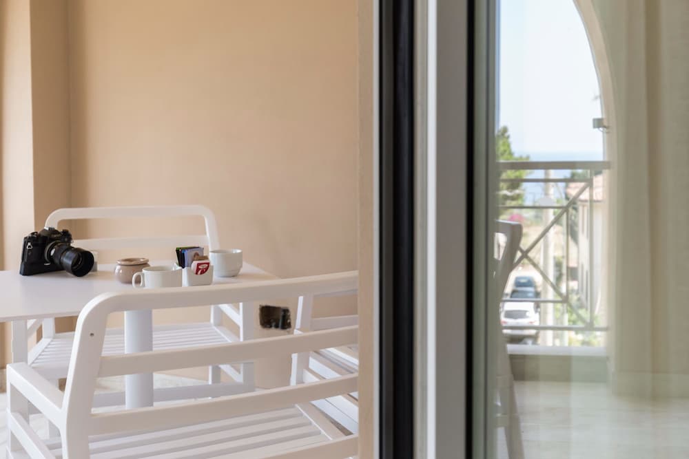Deluxe Room, Multiple Beds, Balcony photo 3