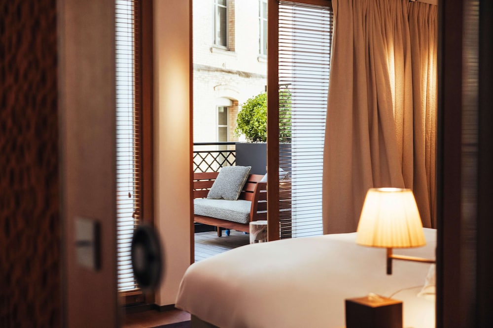 Deluxe Room, 1 King Bed, Air conditioning photo 2
