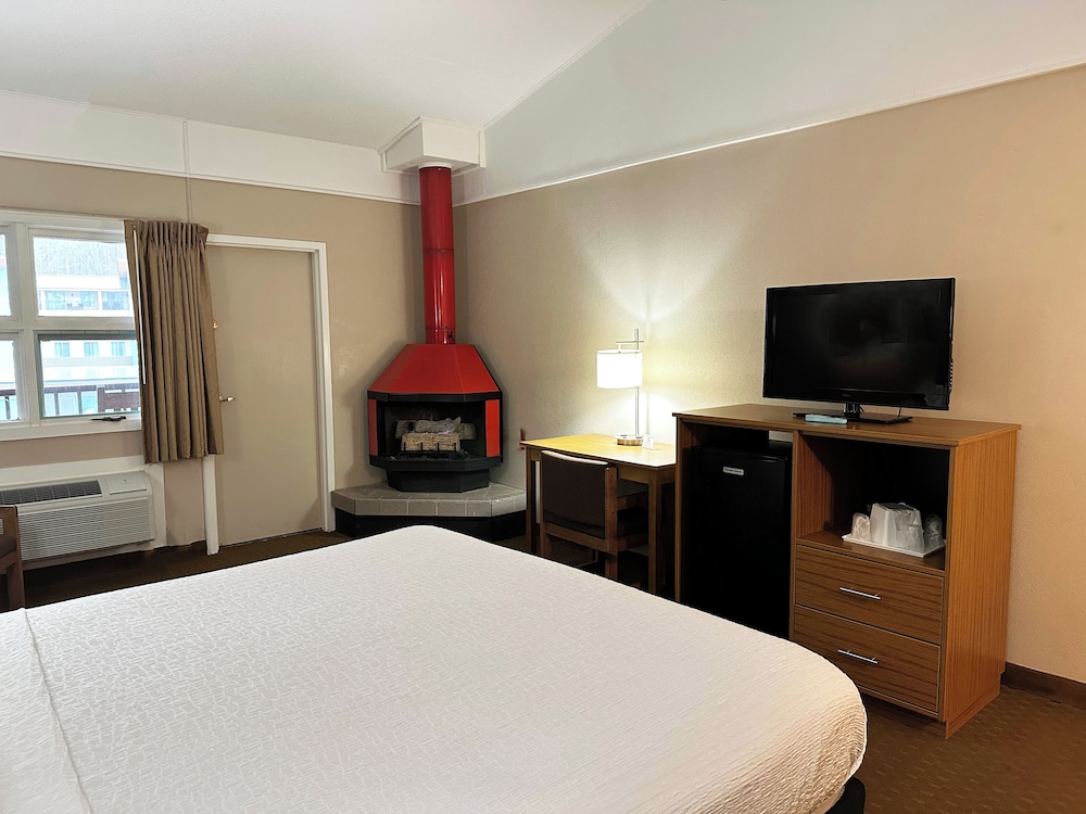 Room, 1 King Bed, Pets Not Allowed - Photo 1
