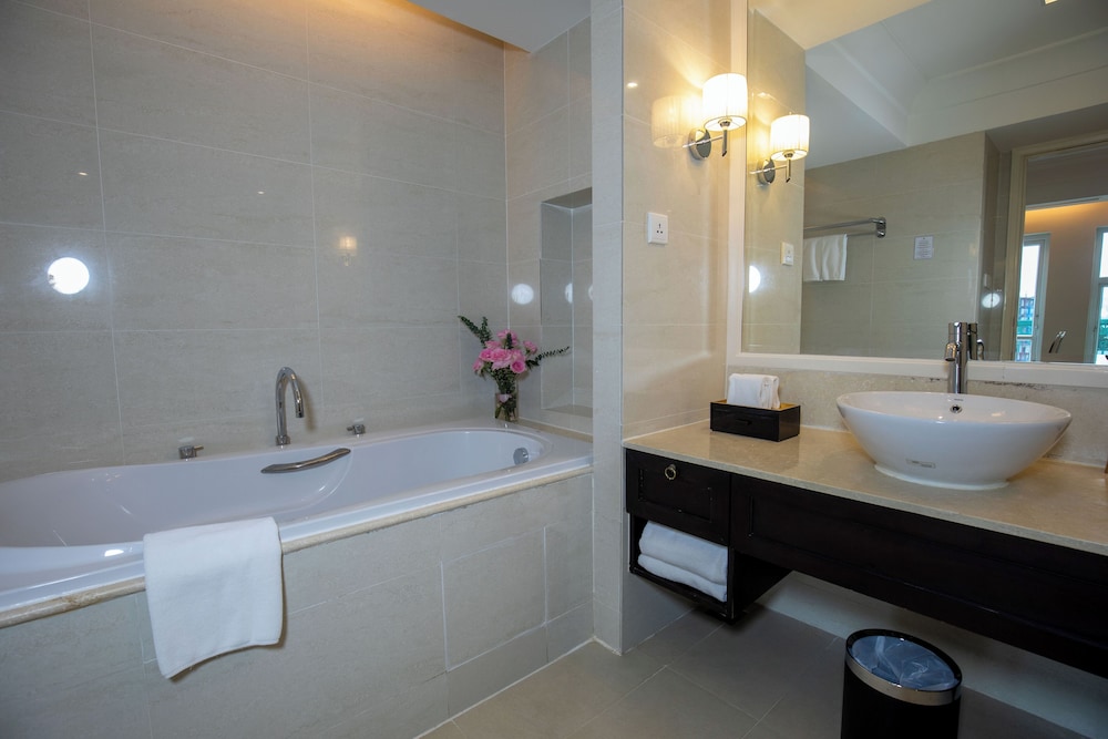 Executive Suite, 1 King Bed - Photo 14