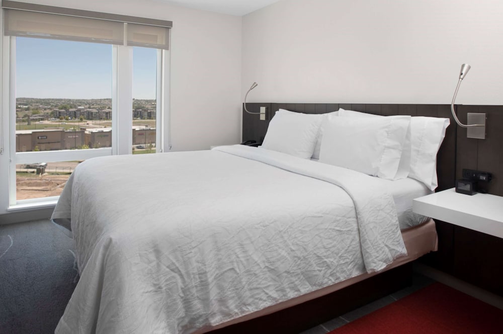 Junior Suite, 1 King Bed (Drinks/ Snacks) - Photo 1