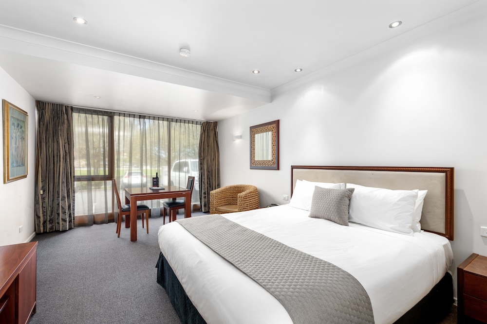 Deluxe Studio Suite with Spa Bath photo 2