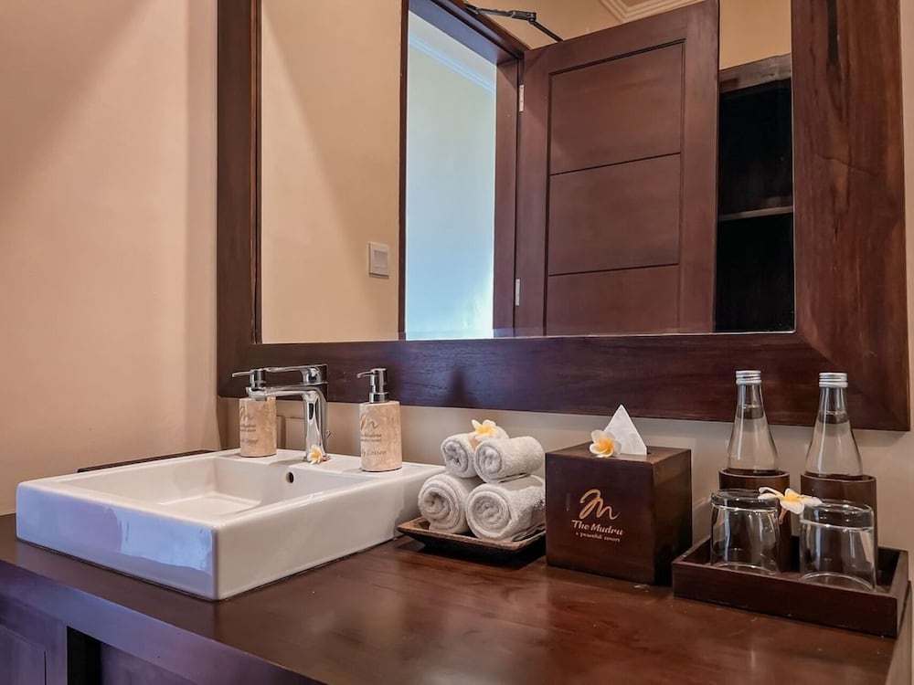 King Suite with Pool View - Photo 11