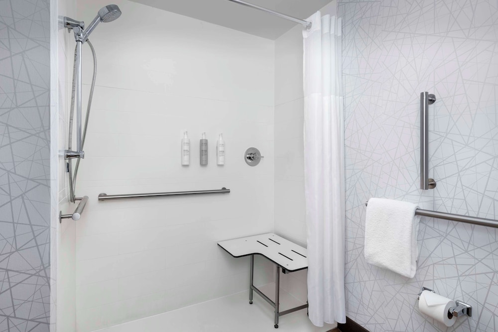 King Mobility/Hearing Access Roll In Shower Non Smoking - Photo 4