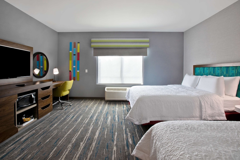 Room, 2 Queen Beds, Accessible, Bathtub - Photo 1