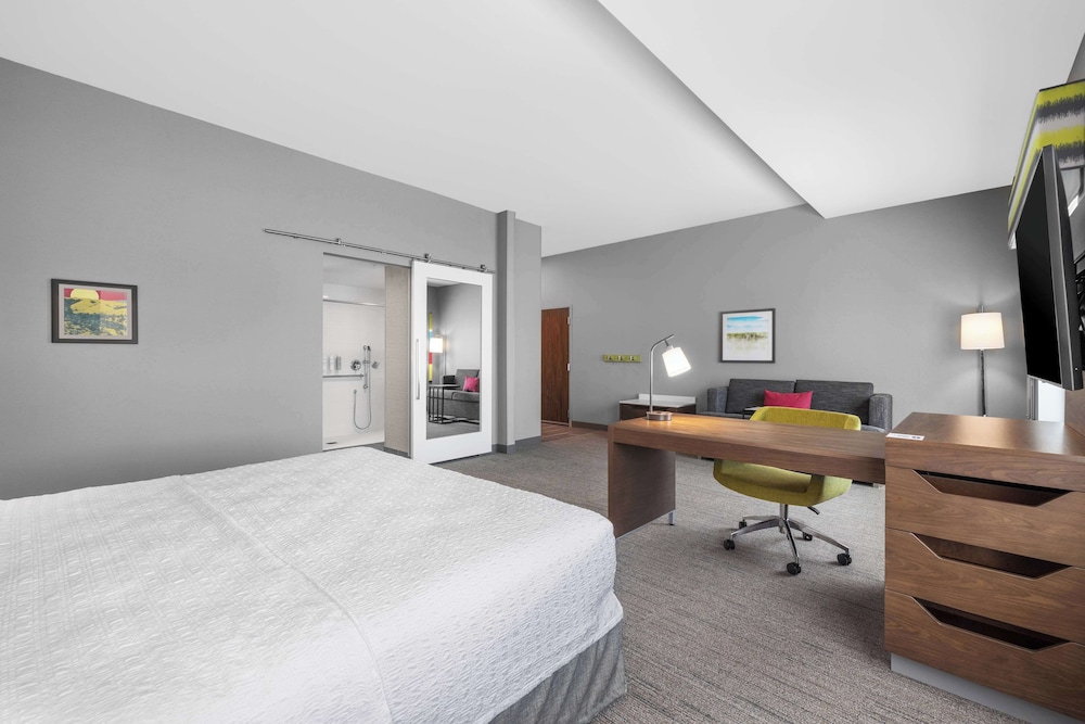 Studio, 1 King Bed, Accessible (Mobility & Hearing, Roll-in Shower) - Photo 7