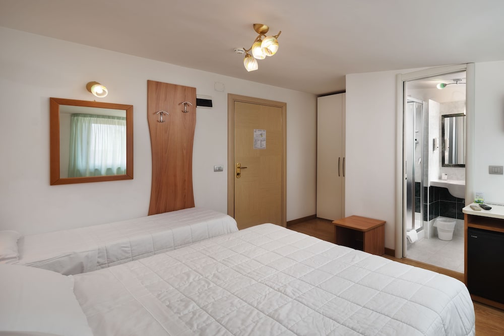 Standard Triple Room (no Balcony) photo 2