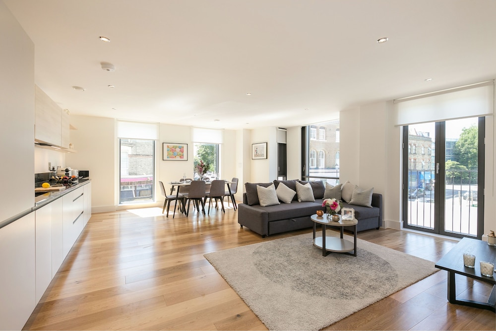 Deluxe Two Bedroom Apartment with Balcony photo 1