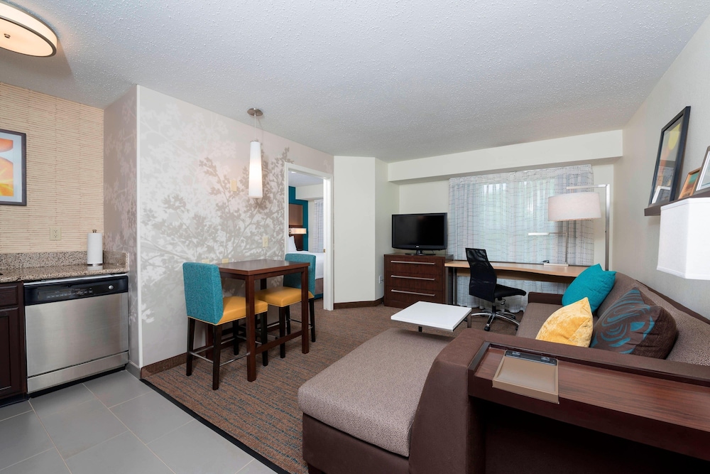 Suite, 1 Queen Bed with Sofa bed - Photo 1