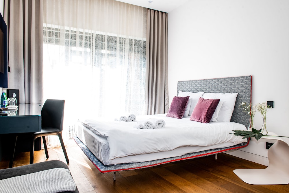 Standard Double Room, 1 Queen Bed thumbnail 5