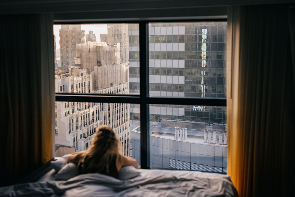 Room, 1 King Bed, Corner (Broadway View) thumbnail 5